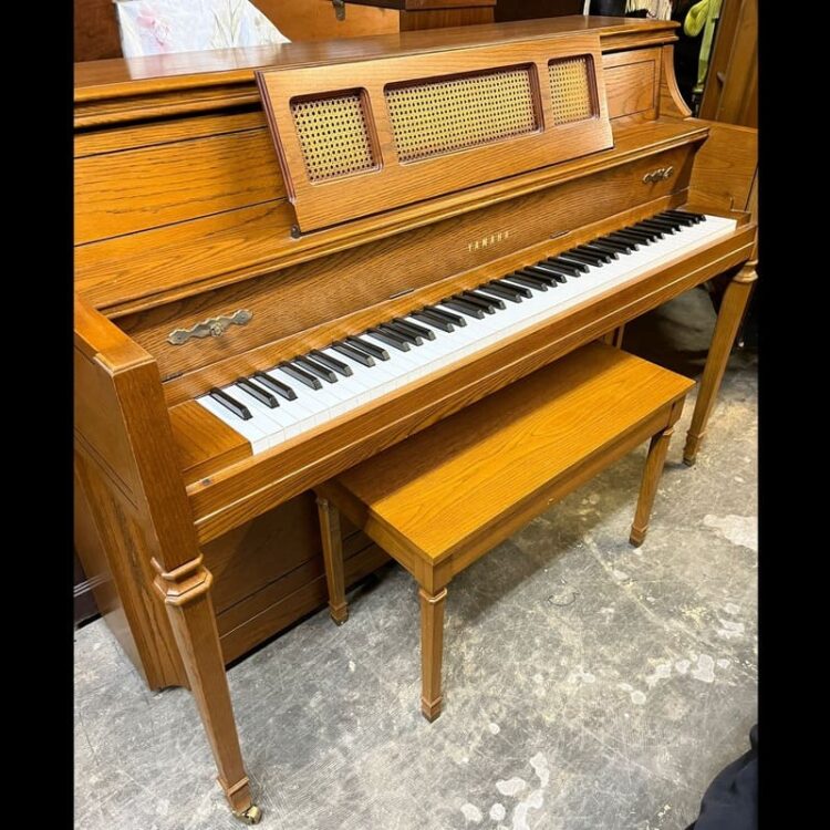 Yamaha Upright Piano M402 – 43" – Oak